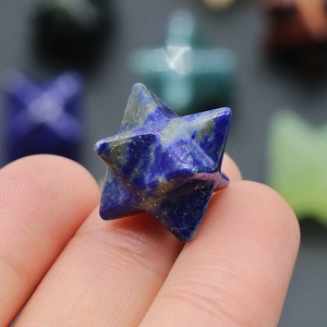 Lapis Lazuli Merkaba Stern Energiestein zwischen den Fingern für Größenvergleich