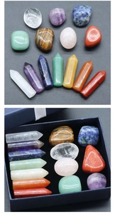 Set di cristalli curativi chakra con 7 pietre burattate e 7 prismi in una scatola blu