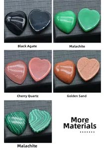 Gros plan de pierres polies en forme de cœur en agate, malachite et matériaux de quartz