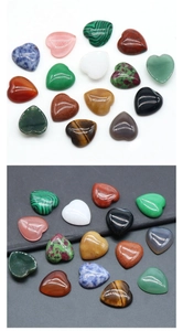 Gros plan de pierres précieuses en cristal poli en forme de cœur de diverses couleurs