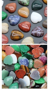 Détail macro de diverses pierres en cristal naturel poli en forme de cœur pour bijoux