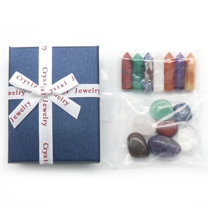 Set di 7 cristalli chakra esagonali con pietre grezze in confezione regalo blu