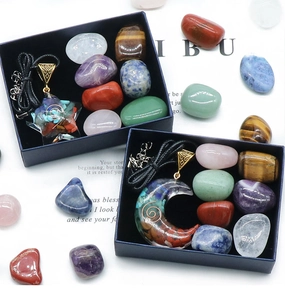 Detailansicht Geschenkset mit Harzmond, Sternanhänger und sieben Chakra Rohsteinen