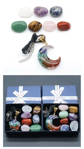Makroaufnahme von 7 Chakra Heilkristallen mit Orgon Mond- und Sternanhängern in Geschenkbox