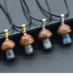 Détail de pendentifs champignon en pierre naturelle colorée avec cordon noir