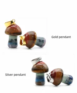 Détail de pendentifs champignons en pierre naturelle de 2cm avec attaches en métal