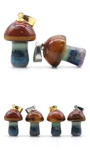 Détails des pendentifs champignons en pierre naturelle colorée avec attaches dorées