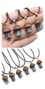 Vue détaillée de pendentifs champignons en pierre naturelle avec couches de cristaux