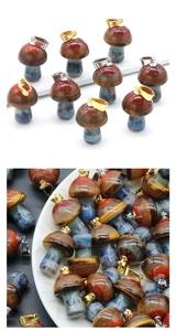Détails macro de pendentifs champignons en cristal avec boucles en métal pour bijoux DIY