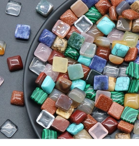 Macro-opname van 10mm gepolijste natuursteen cabochons voor DIY sieraden maken