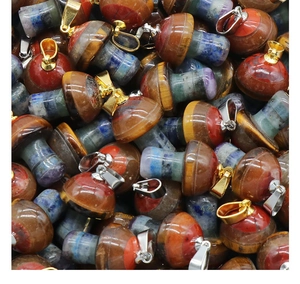 Gros plan de pendentifs champignons en cristal de 2cm avec textures de pierres polies