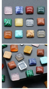 Macro detail van diverse 10mm vierkante cabochon natuursteen voor DIY-sieraden