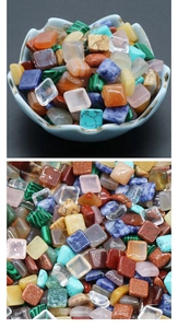 Macro-opname van gepolijste vierkante kristallen cabochons in gemengde kleuren
