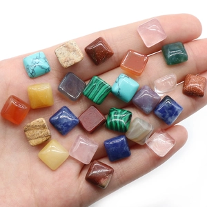 Vierkante natuurlijke kristallen cabochons voor DIY sieraden getoond in handpalm