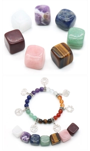 Détail des sept cristaux de chakra et du bracelet en perles de pierres naturelles avec pendentif