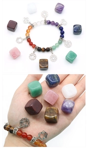 Détail du bracelet de yoga chakra avec pierres naturelles colorées et gemmes carrées