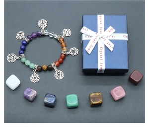 Vue macro d'un coffret cadeau en pierres naturelles Chakra avec bracelet et cristaux