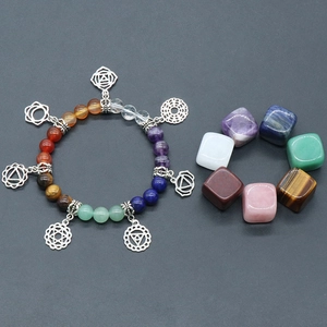 Coffret de guérison Chakra avec bracelet en pierres et sept pierres naturelles de yoga