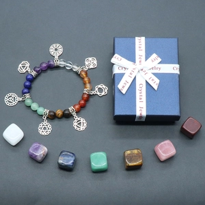 Coffret bracelet 7 chakras en pierres naturelles avec gemmes polies et boîte cadeau