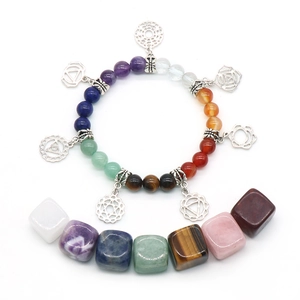 Bracelet de yoga en cristal naturel 7 chakras avec pierres irrégulières sur fond blanc