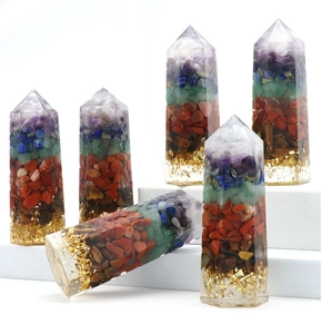 Detailansicht der geschichteten 7-Chakra-Kristall-Säulen aus Harz mit Goldfolie