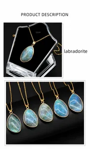 Vue détaillée d'un collier en labradorite avec bordure dorée sur fond noir élégant