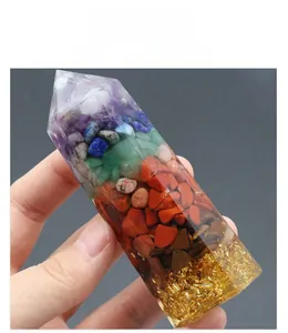 Detaillierte Makroansicht des 7-Chakra-Kristall-Harz-Hexagonalprisma mit Goldfolie