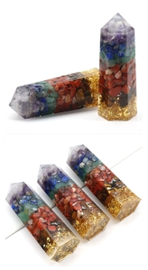 Detailansicht der hexagonalen Chakra-Kristallsäule mit bunten Natursteinen und Goldfolie