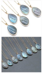 Vue détaillée de pendentifs en labradorite naturelle avec bordure dorée sur fond blanc