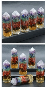 Makro-Detail von Sieben-Chakra-Harz-Sechskantprisma mit bunten Kristallsteinschichten