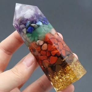 Handgehaltene Orgon 7 Chakra Kristall-Sechskantsäule aus Harz mit natürlichen Edelsteinen