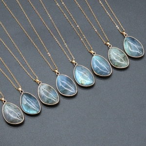 Pendentifs gouttes en labradorite naturelle sur chaînes dorées disposés en diagonale