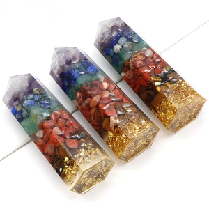 Set aus drei sechseckigen Orgonit-Kristalltürmen mit Chakra-Steinen und Goldfolie