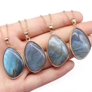 Pendentif en labradorite naturelle en forme de goutte avec bordure dorée et reflets bleus