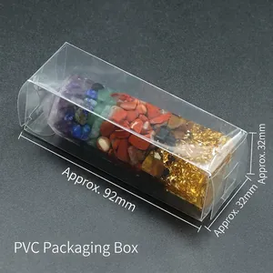 Hexagonale Harzsäule mit Chakra-Natursteinen in einer klaren PVC-Verpackungsschachtel