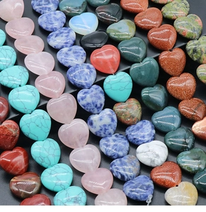 Dettaglio di perline in pietre semipreziose a forma di cuore per gioielli fai da te