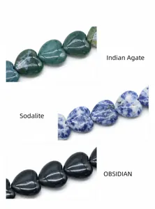 Detalle de cuentas de ágata india, sodalita y obsidiana en forma de corazón para joyas