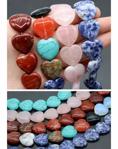 Vista detallada de cuentas de piedras semipreciosas en forma de corazón para joyería DIY