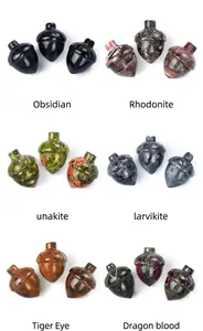 Griglia dettagliata di mini ghiande scolpite in vari cristalli e pietre naturali
