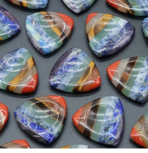 Vista macro delle pietre della preoccupazione in sette cristalli chakra a triangolo