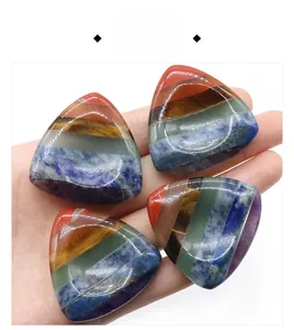 Dettaglio macro di sette pietre chakra triangolari con strati minerali lucidi e colorati