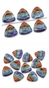 Macro di pietra curativa triangolare dei sette chakra con minerali naturali a strati