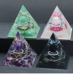 Détails de pyramides orgone avec sphères en cristal flottantes et géométrie sacrée