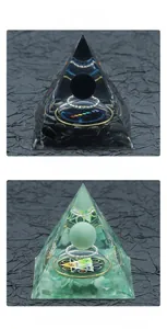 Détails macro des pyramides d'orgonite en obsidienne et aventurine avec sphères d'énergie