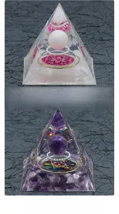 Comparaison détaillée des pyramides d'Orgone en quartz rose et améthyste avec anneau