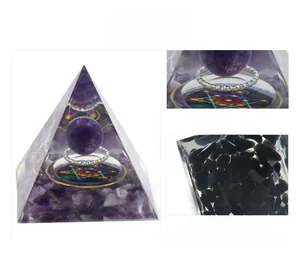 Détail de la pyramide d'orgonite en améthyste montrant la sphère et les bords polis