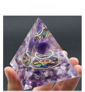 Vue macro d'une pyramide Orgonite avec pierres d'améthyste et anneau en métal flottant