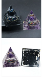 Détail macro de pyramide d'orgonite avec sphère d'améthyste et symbole Sri Yantra