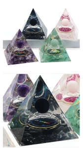 Détail de la pyramide d'énergie Orgone avec boule de cristal et pierres naturelles