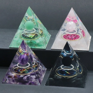 Lot de quatre pyramides d'énergie en orgonite avec cristaux naturels et symboles sacrés